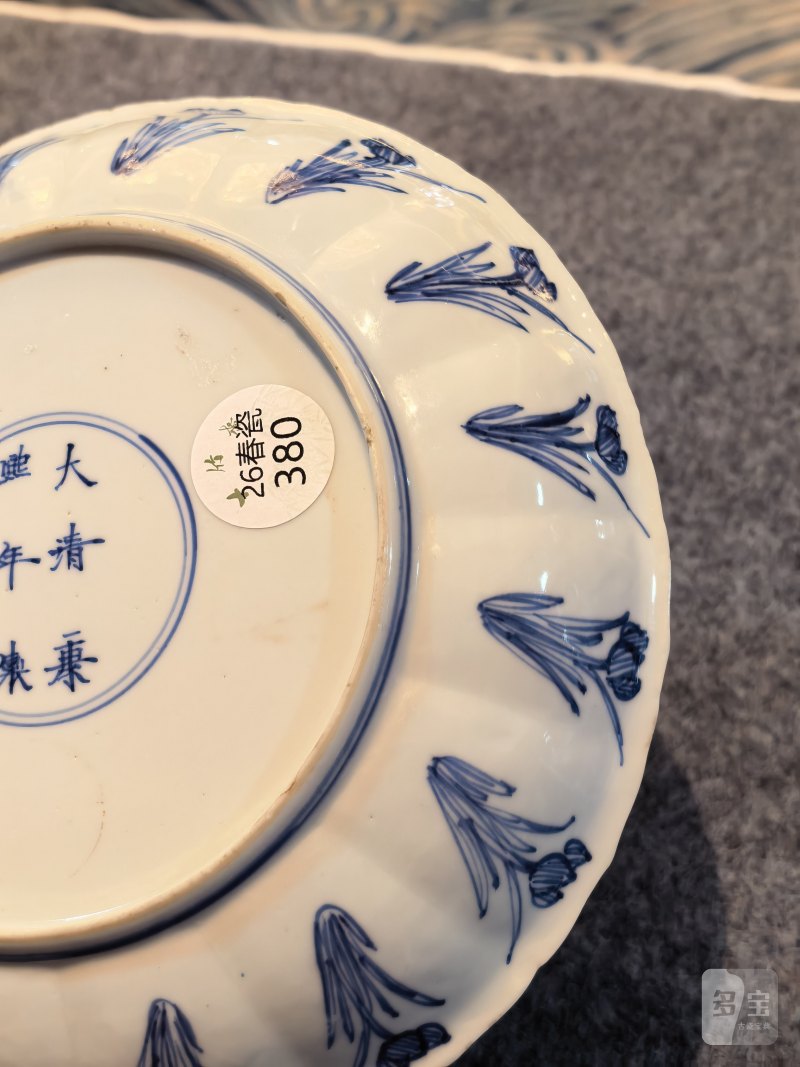 清康熙 青花人物瓜棱型盘一对 - 图4